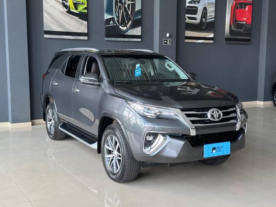 TOYOTA HILUX SW4 2.8 SRX 4X4 7 LUGARES 16V TURBO INTERCOOLER DIESEL 4P AUTOMÁTICO